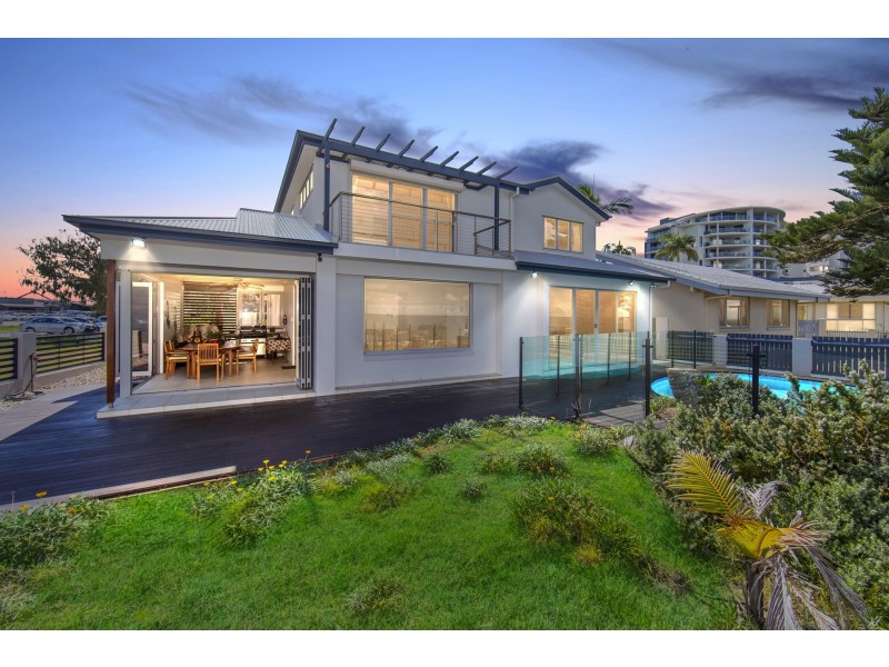 24 Woodcliffe Cres, Woody Point QLD 4019