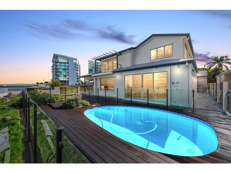 24 Woodcliffe Cres, Woody Point QLD 4019