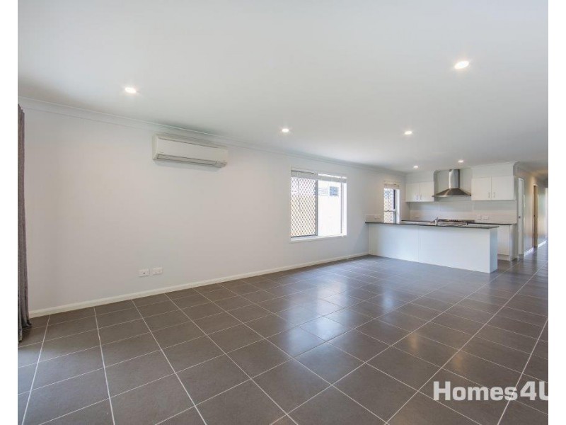 3A Samuel St, Woody Point QLD 4019