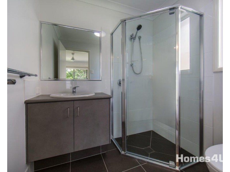 3A Samuel St, Woody Point QLD 4019