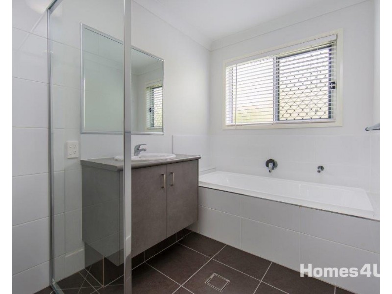3A Samuel St, Woody Point QLD 4019