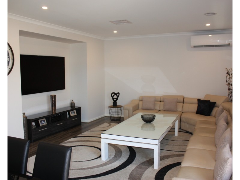 48 Bona Vista Rise, Clyde VIC 3978