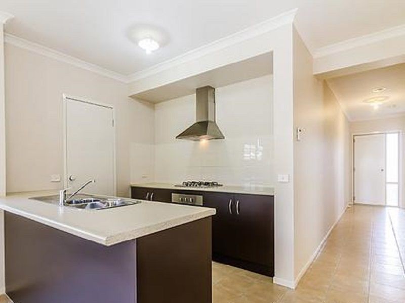 39 Kindred Avenue, Cranbourne North VIC 3977