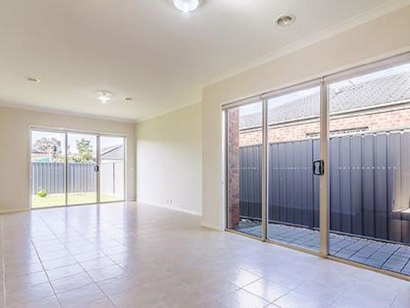 39 Kindred Avenue, Cranbourne North VIC 3977
