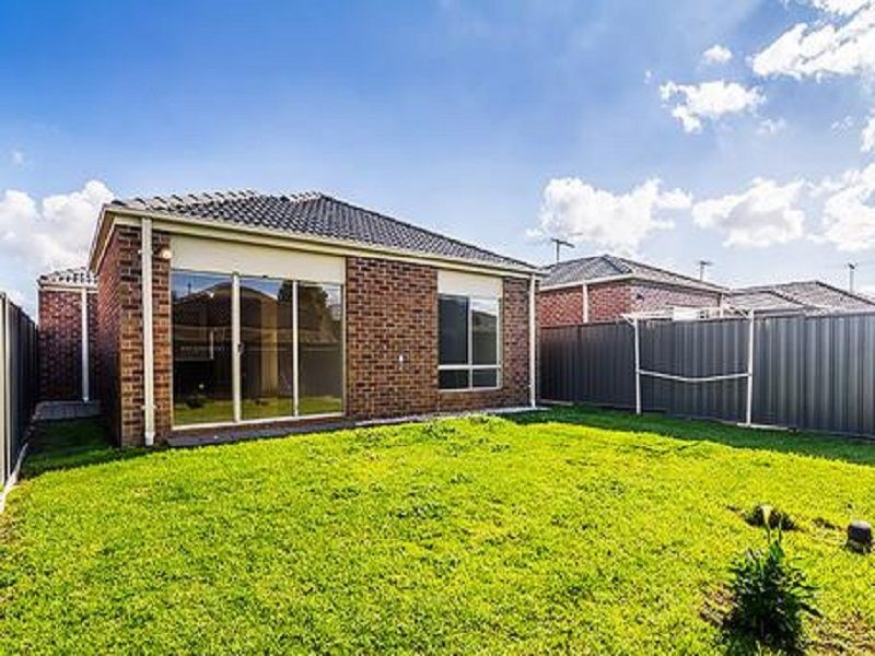 39 Kindred Avenue, Cranbourne North VIC 3977