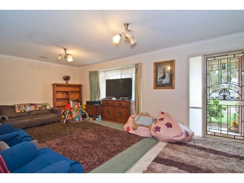 24 Darvell Court, Pakenham VIC 3810