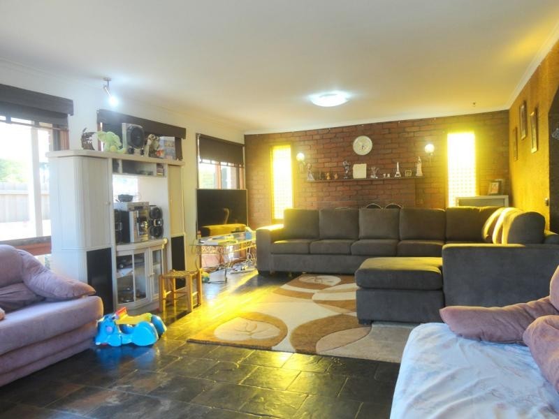 27 Regal Avenue, Hallam VIC 3803