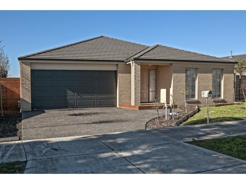 32 Yammerbook Way, Cranbourne East VIC 3977