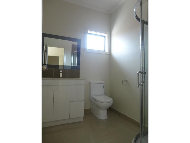 1/16 Laburnum Grove, Doveton VIC 3177