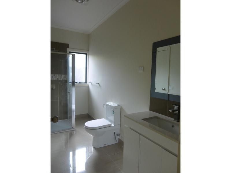 2/16 Laburnum Grove, Doveton VIC 3177