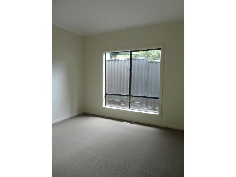 2/16 Laburnum Grove, Doveton VIC 3177