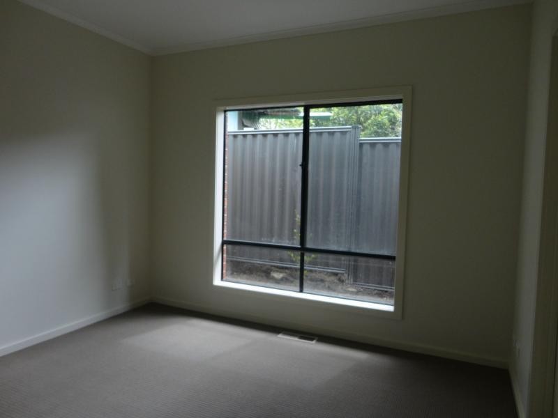 2/16 Laburnum Grove, Doveton VIC 3177