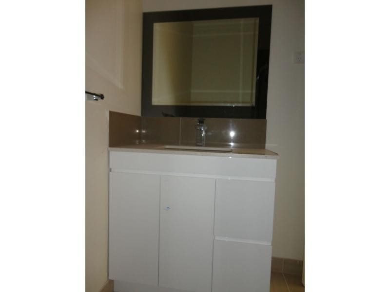 2/16 Laburnum Grove, Doveton VIC 3177