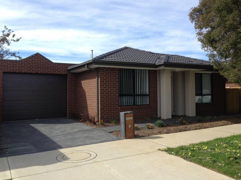 2/18 Pittosporum Grove, Doveton VIC 3177