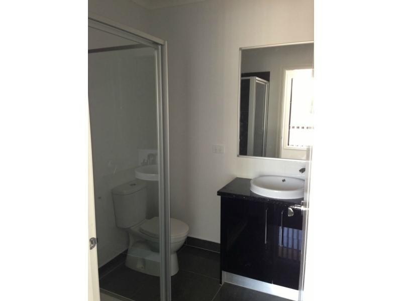 2/18 Pittosporum Grove, Doveton VIC 3177