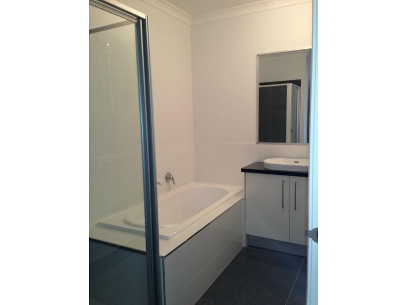 2/18 Pittosporum Grove, Doveton VIC 3177