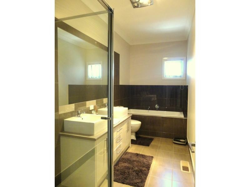 2/3 Riverview Crescent, Eumemmerring VIC 3177