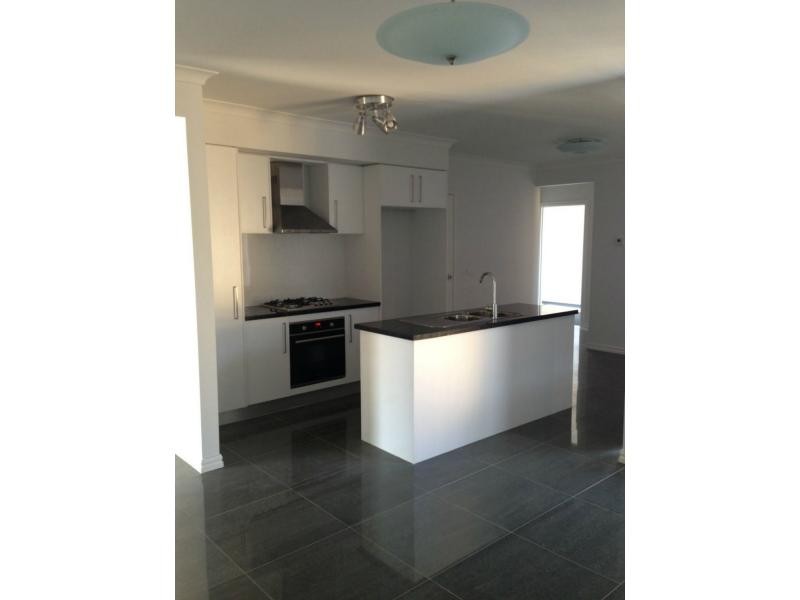 2/18 Pittosporum Grove, Doveton VIC 3177