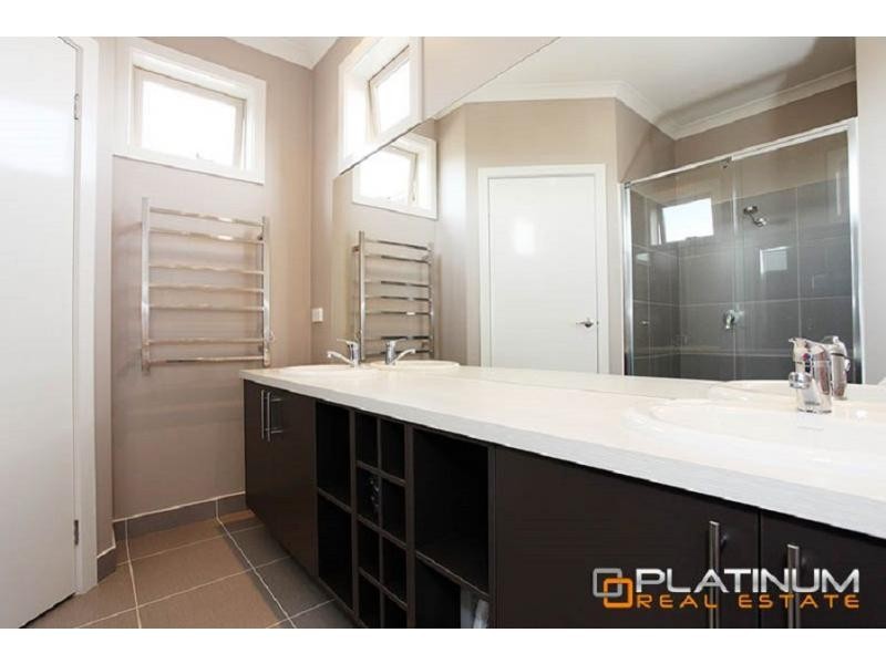 38 Wild Scotchman Way, Cranbourne East VIC 3977