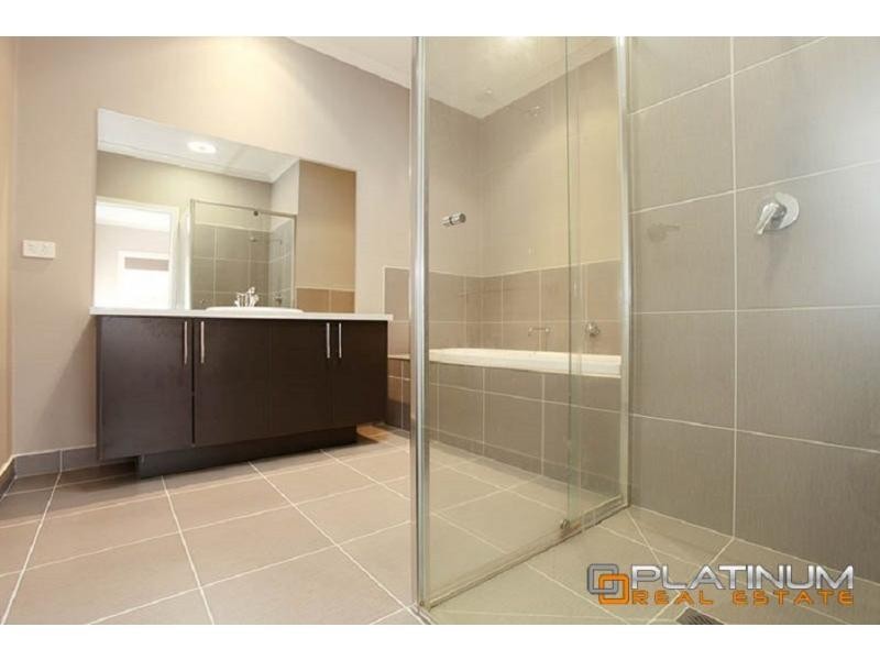 38 Wild Scotchman Way, Cranbourne East VIC 3977