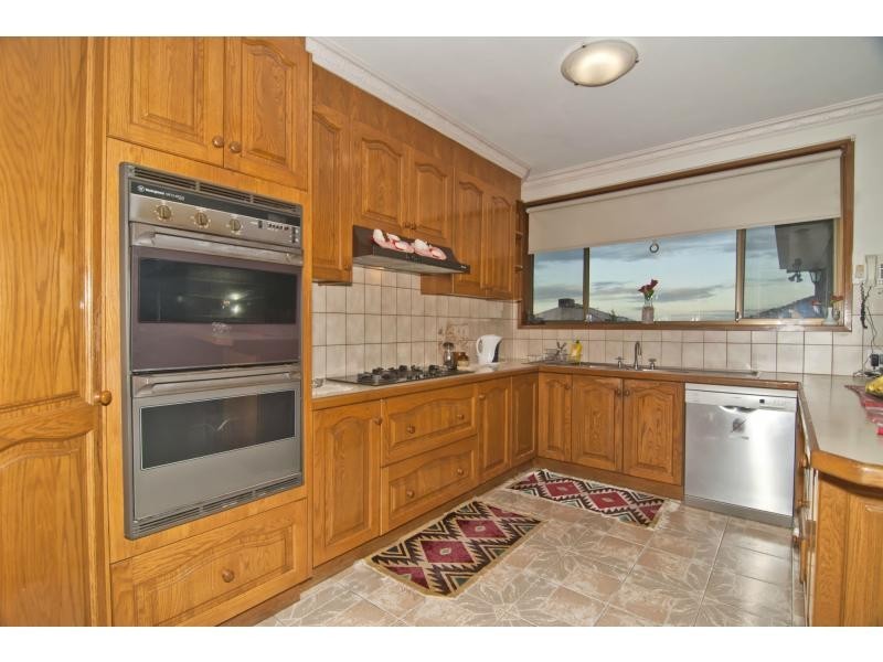 318 James Cook Drive, Endeavour Hills VIC 3802