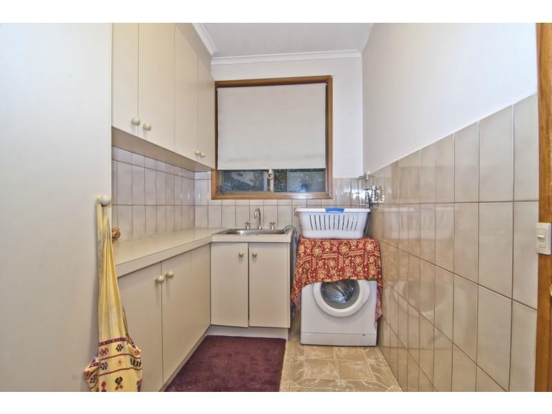 318 James Cook Drive, Endeavour Hills VIC 3802