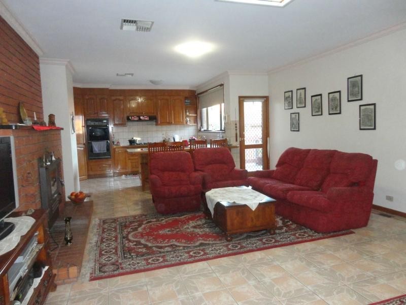 318 James Cook Drive, Endeavour Hills VIC 3802