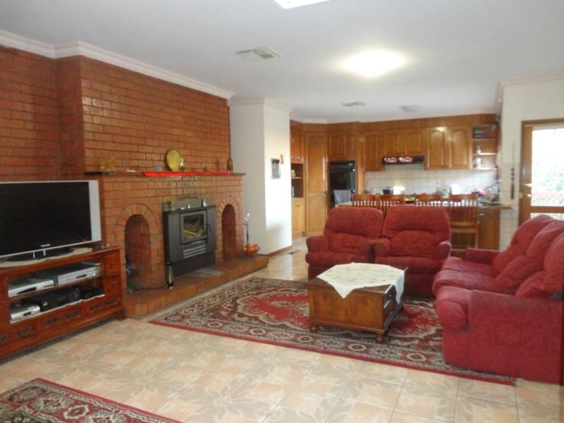 318 James Cook Drive, Endeavour Hills VIC 3802