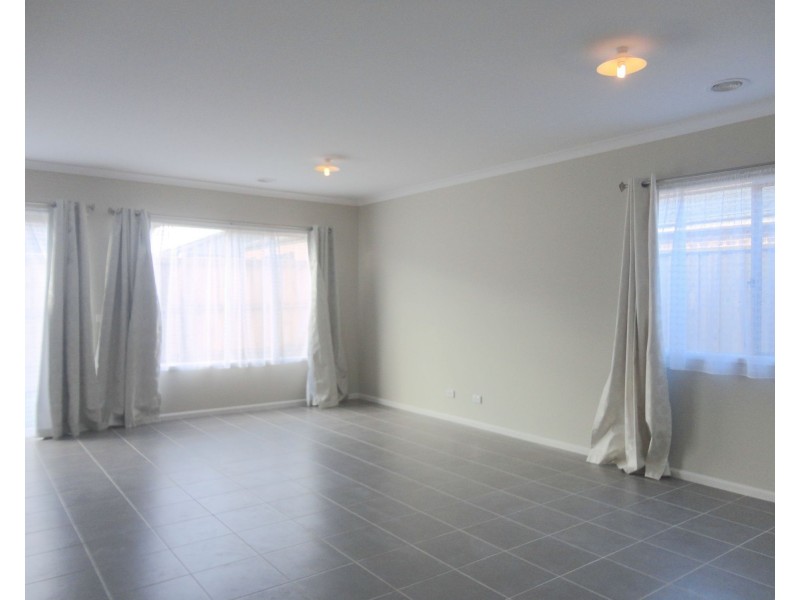 29 Eminence Drive, Cranbourne West VIC 3977