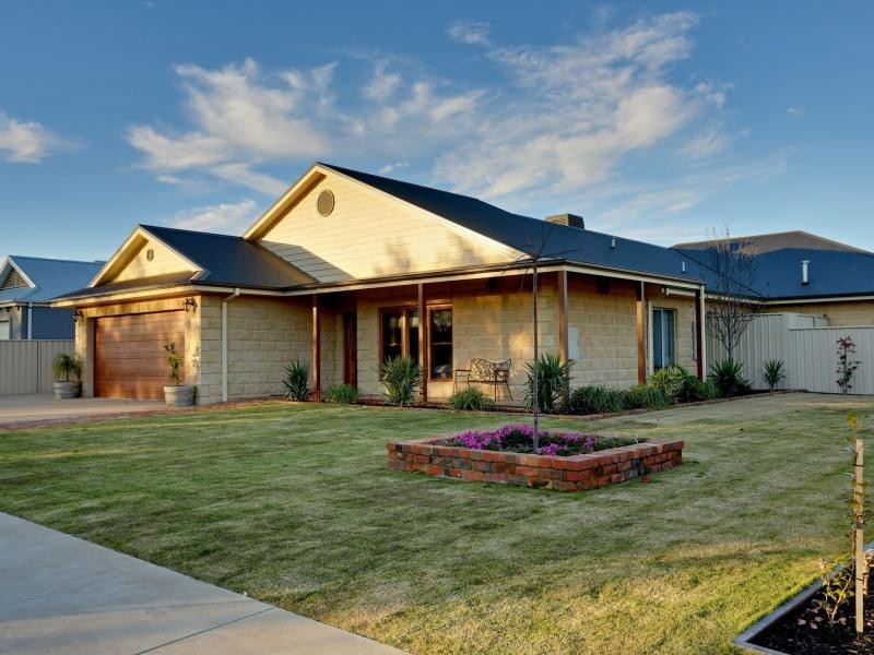 27 Olivers Road, Benalla VIC 3672