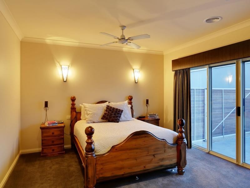 27 Olivers Road, Benalla VIC 3672