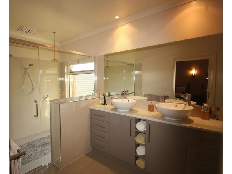 27 Olivers Road, Benalla VIC 3672