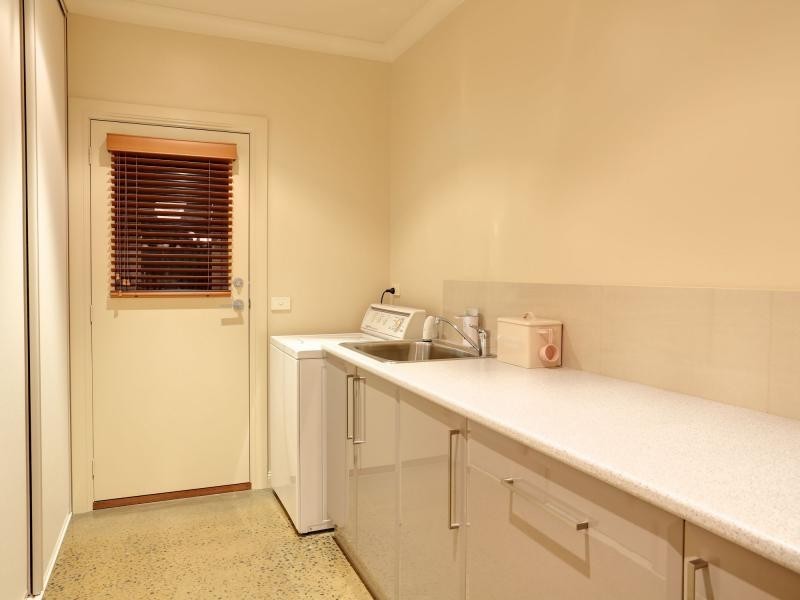 27 Olivers Road, Benalla VIC 3672