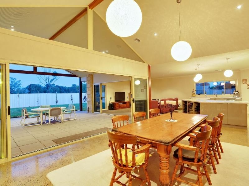 27 Olivers Road, Benalla VIC 3672