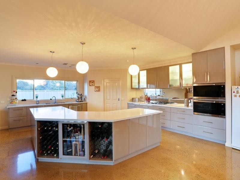 27 Olivers Road, Benalla VIC 3672