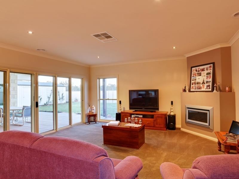 27 Olivers Road, Benalla VIC 3672