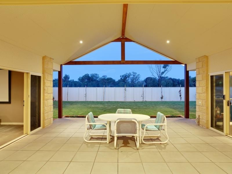 27 Olivers Road, Benalla VIC 3672