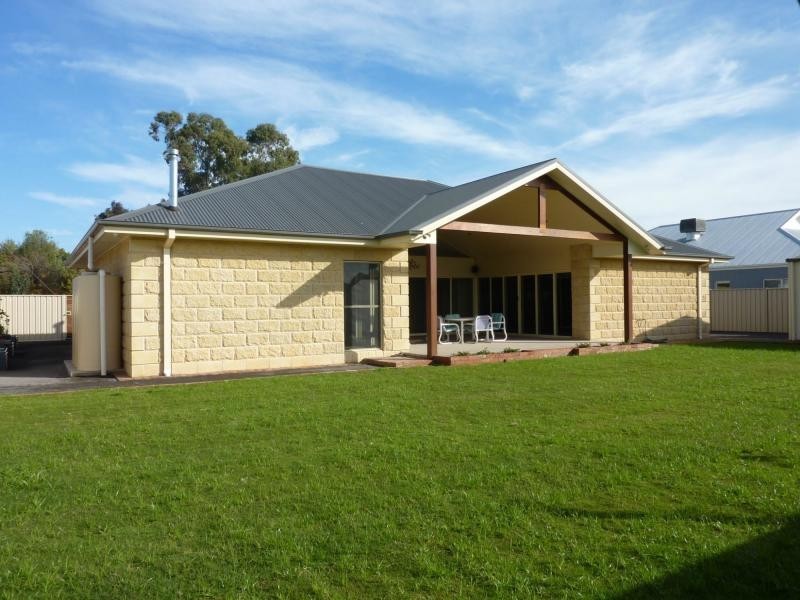 27 Olivers Road, Benalla VIC 3672