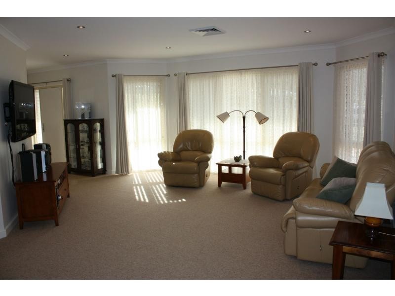 11 Lakeside Drive, Chesney Vale VIC 3725