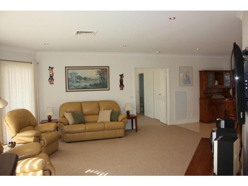 11 Lakeside Drive, Chesney Vale VIC 3725