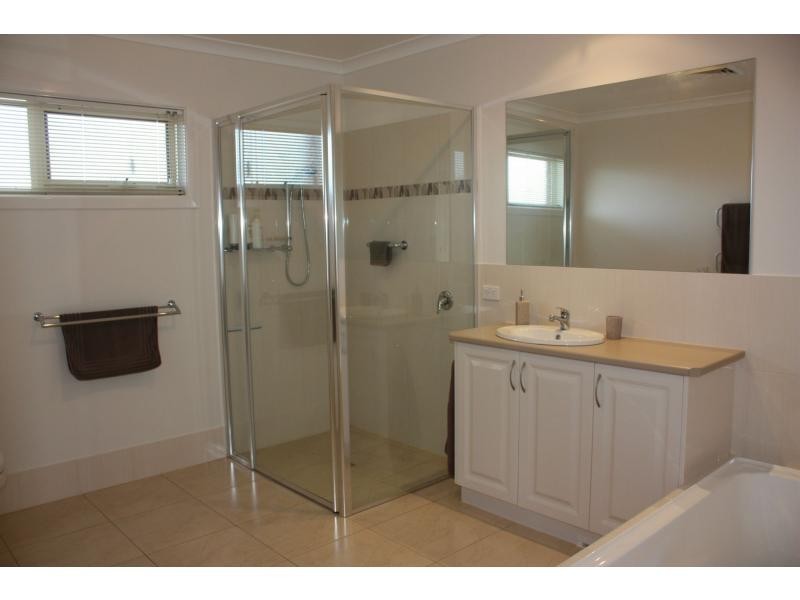 11 Lakeside Drive, Chesney Vale VIC 3725