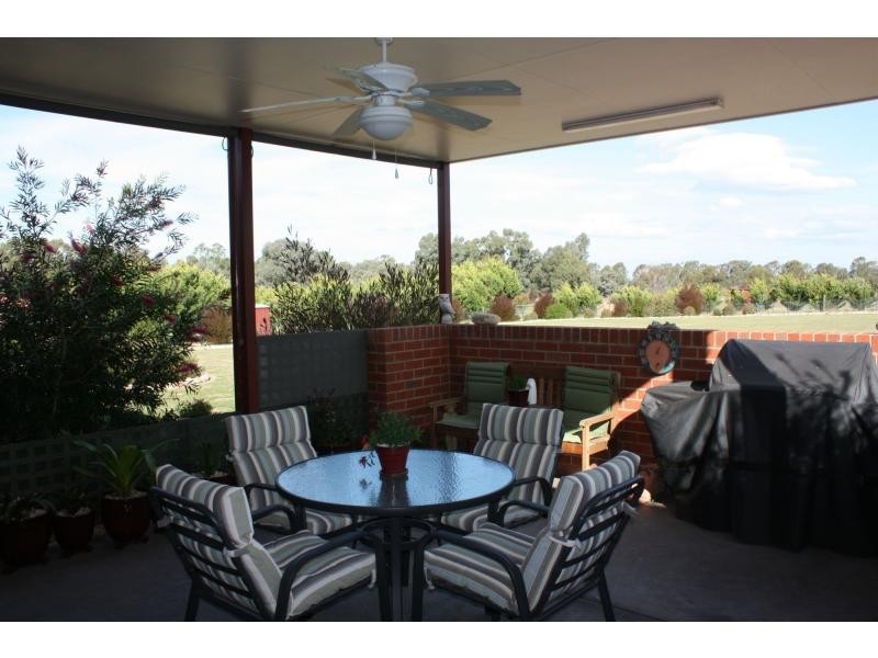 11 Lakeside Drive, Chesney Vale VIC 3725