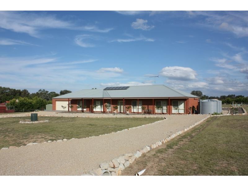 11 Lakeside Drive, Chesney Vale VIC 3725