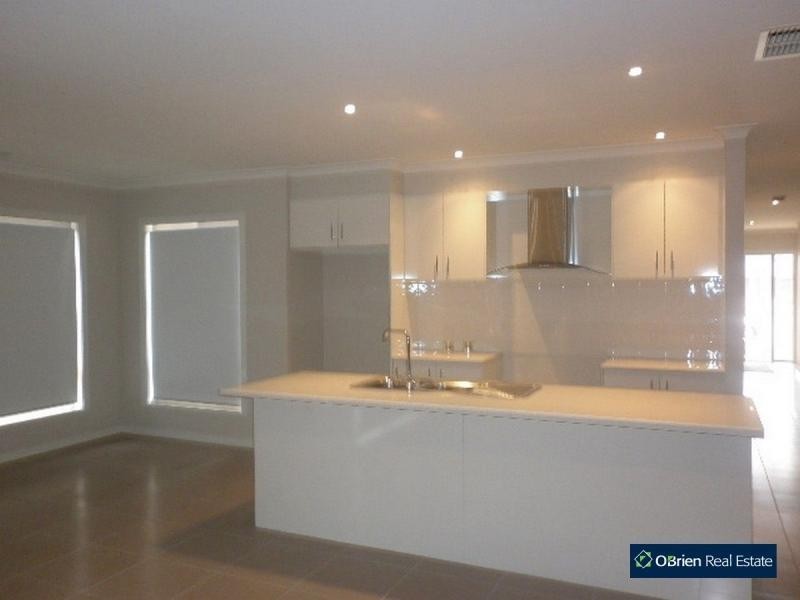 13 Windmill Circuit, Lyndhurst VIC 3975