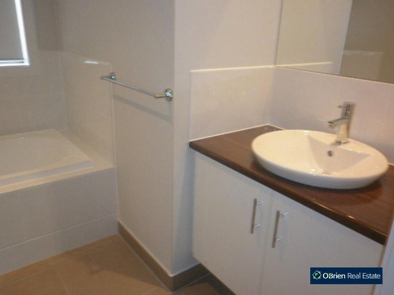 13 Windmill Circuit, Lyndhurst VIC 3975