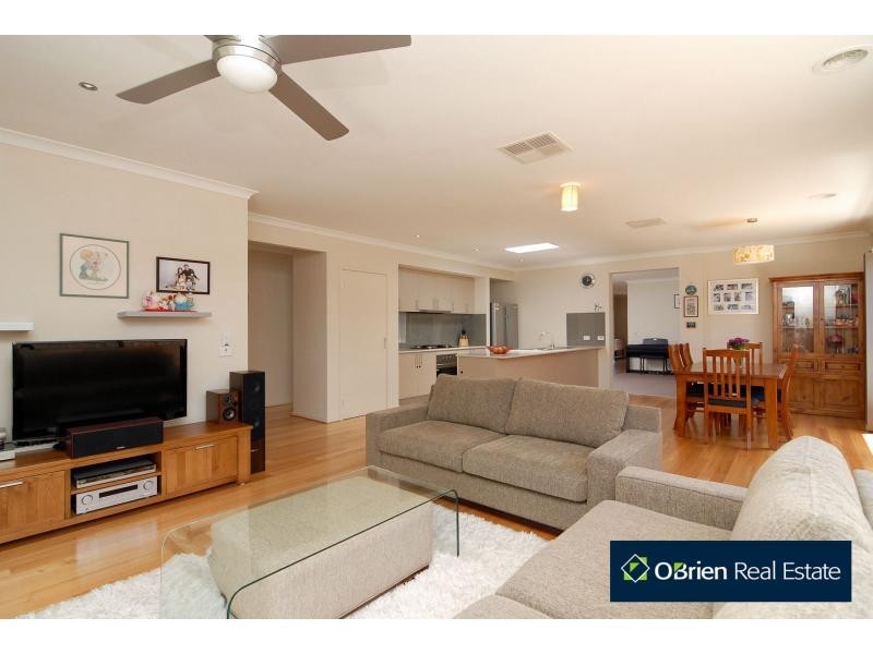 18 Bunbury Avenue, Narre Warren VIC 3805