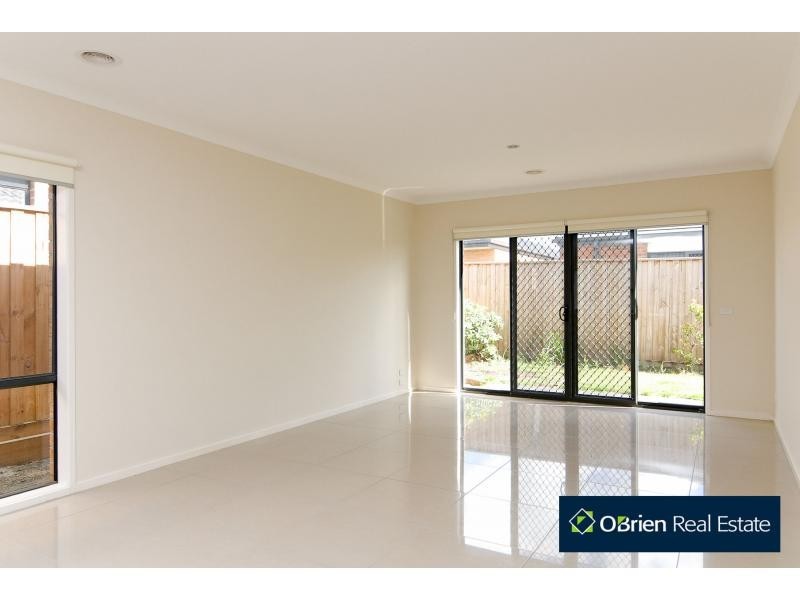 5 Elfin Way, Pakenham VIC 3810