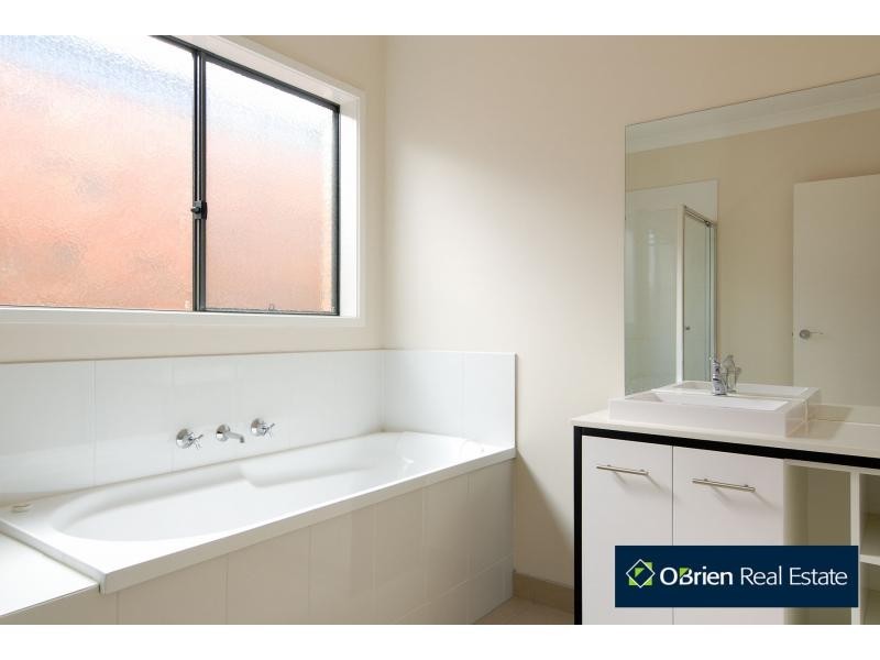 5 Elfin Way, Pakenham VIC 3810