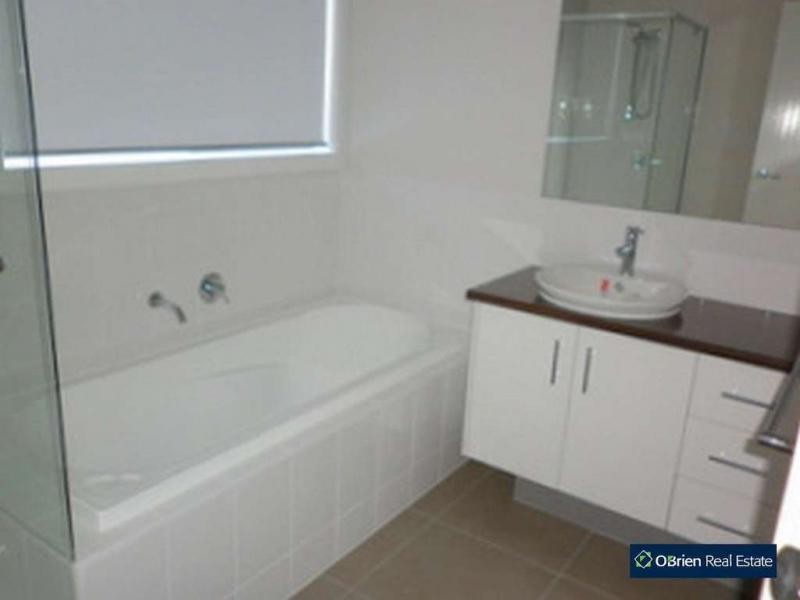 26 Beechtree Way, Cranbourne North VIC 3977