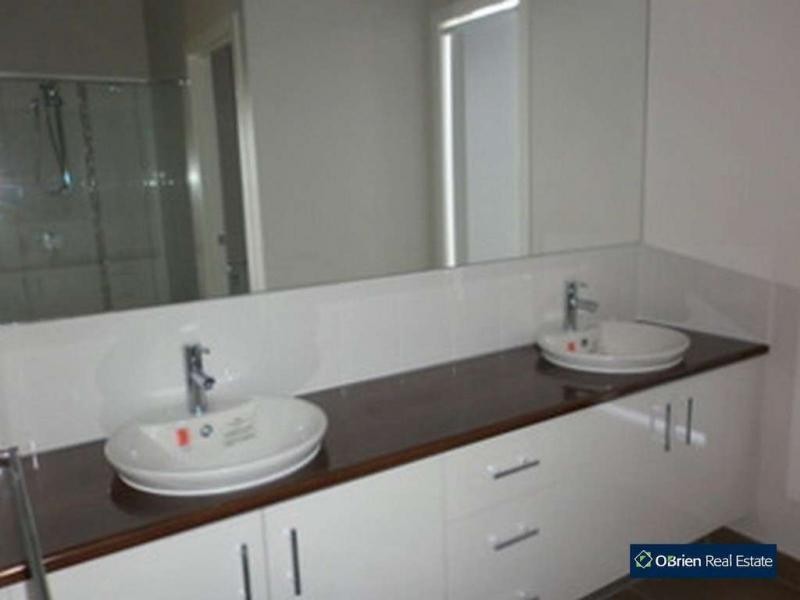 26 Beechtree Way, Cranbourne North VIC 3977